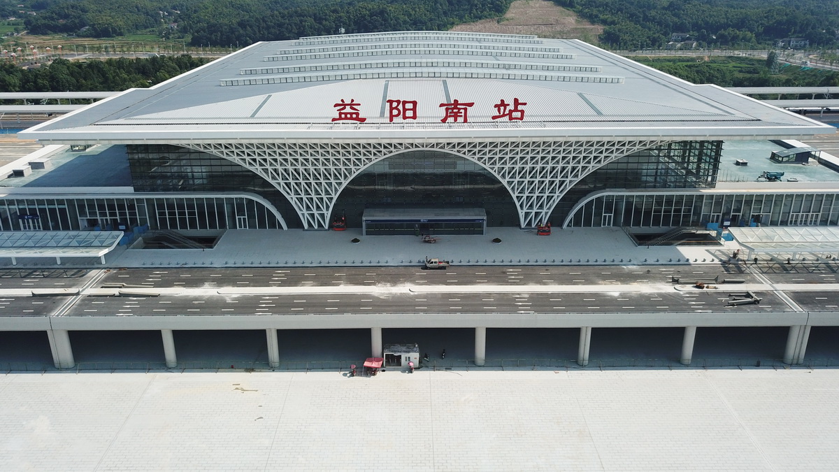 这是在湖南省益阳市赫山区拍摄的益阳南站外景（7月26日摄，无人机照片）。