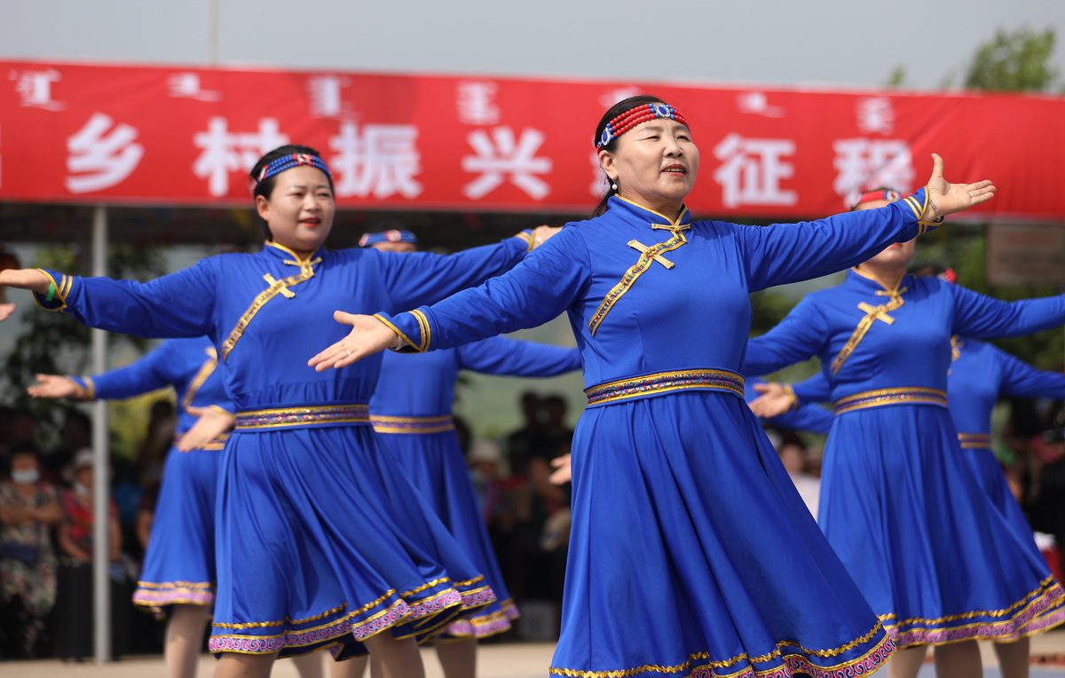 7月26日，查干哈達村村民在睦鄰節上表演舞蹈。