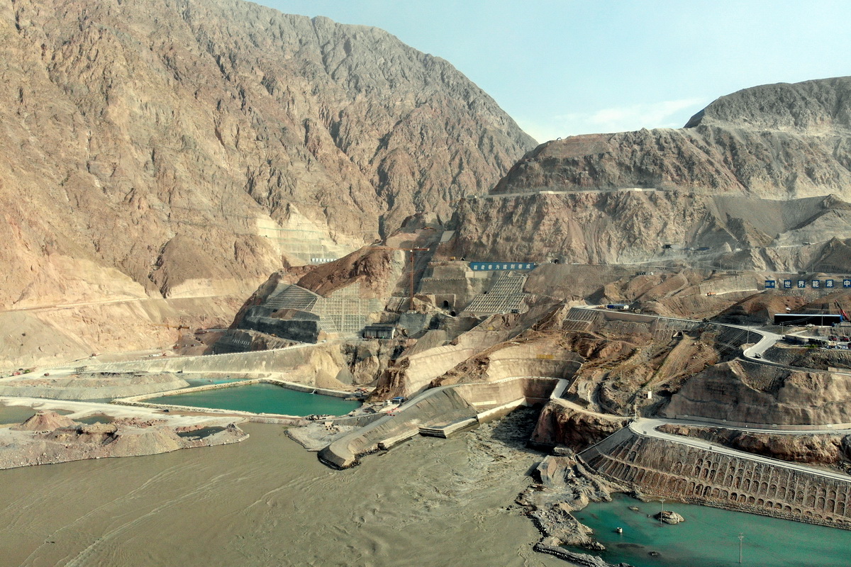 這是7月27日拍攝的新疆大石峽水利樞紐工程建設現場（無人機照片）。