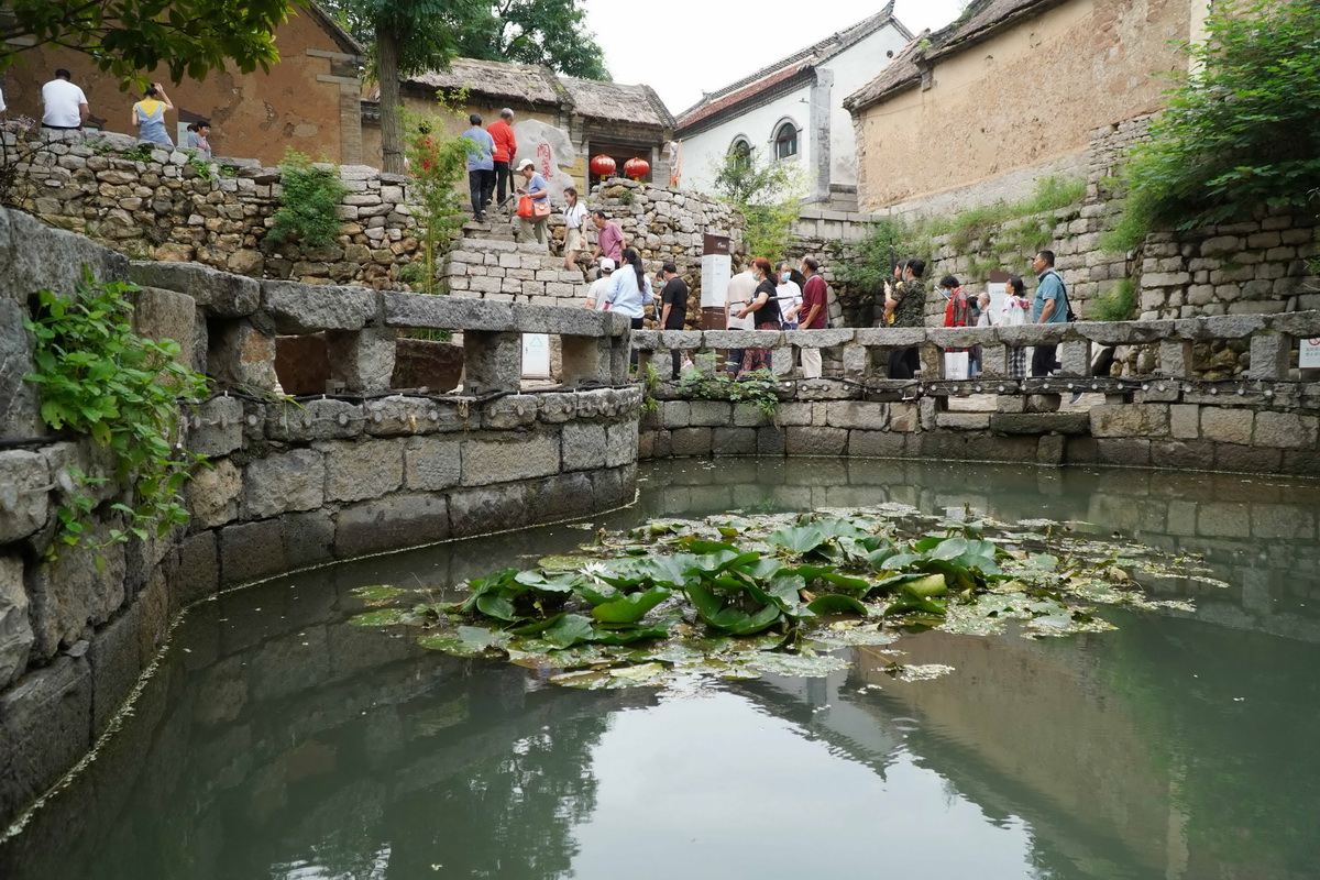 7月28日，游客在朱家峪村內游覽。