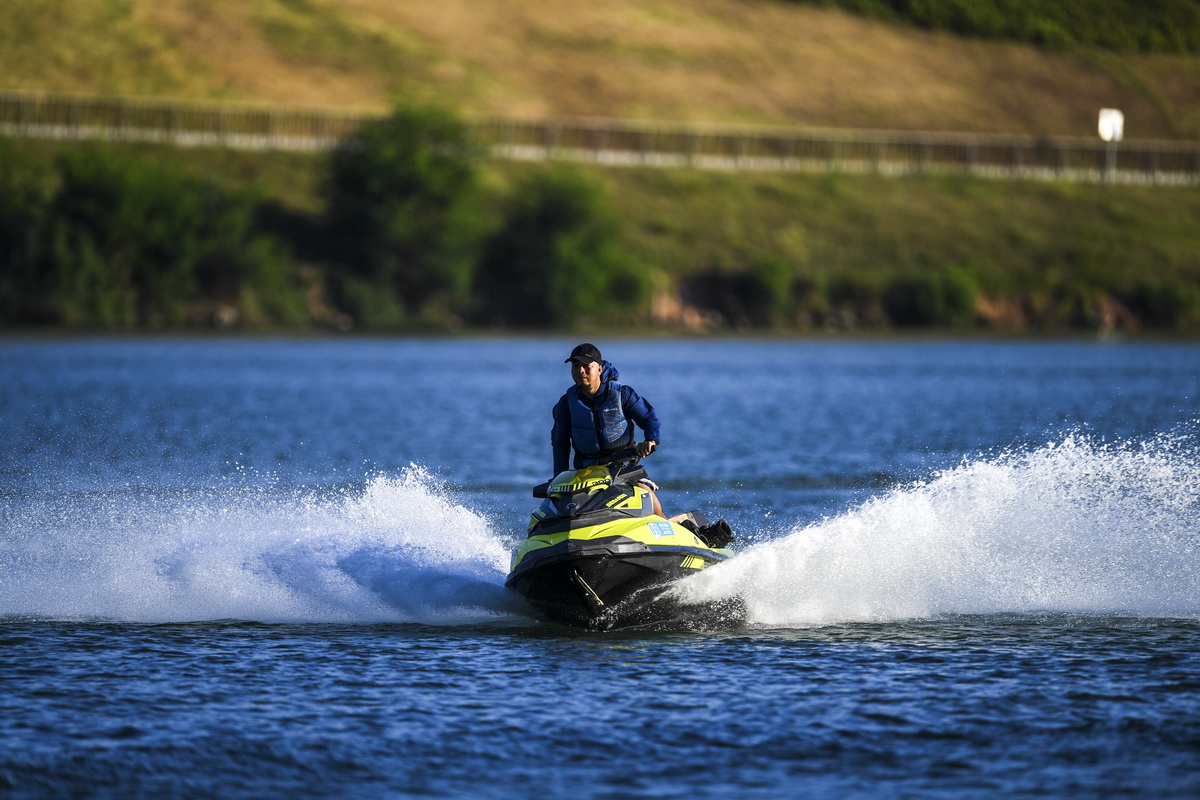 7月27日，一位市民在南寧市邕江上體驗摩托艇。
