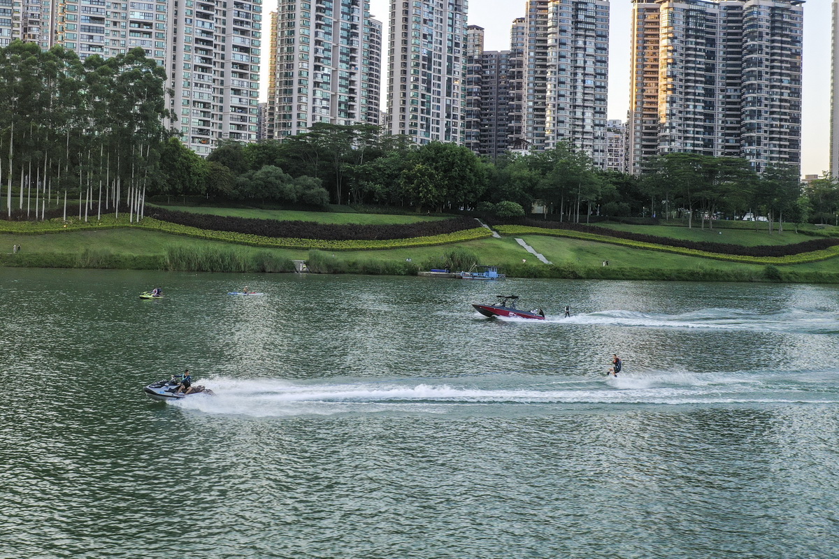 7月27日，市民在南寧市邕江上體驗多種水上運動項目（無人機照片）。