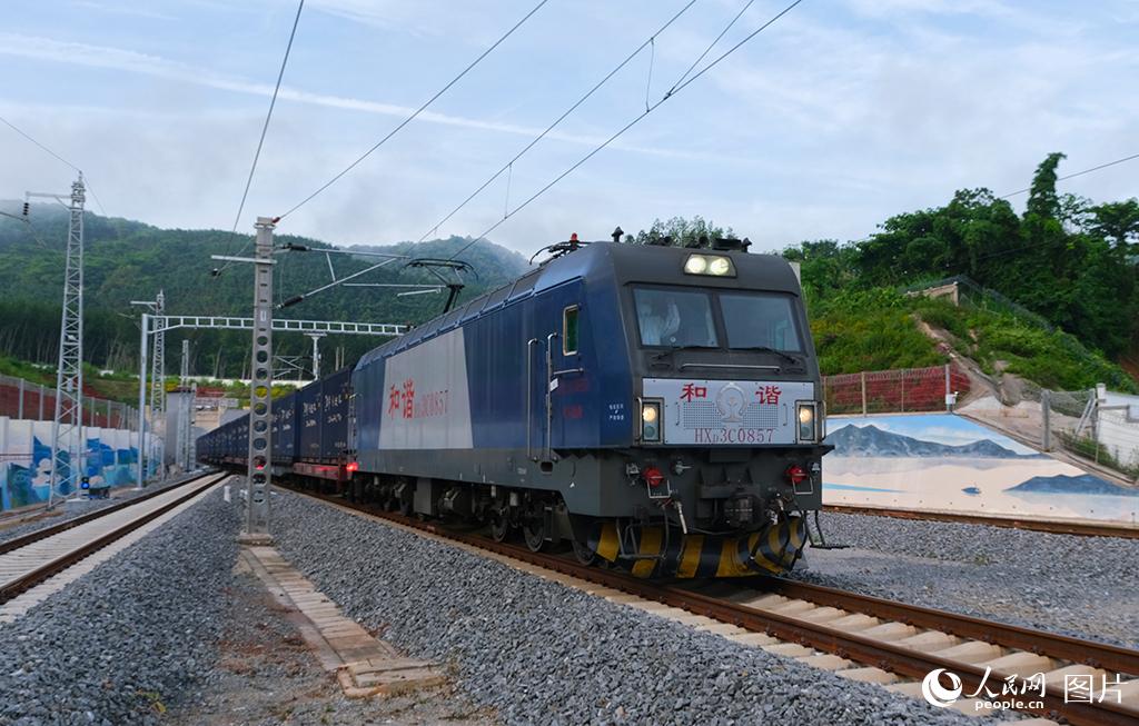 2022年7月29日，中老鐵路由老撾入境的21052次貨運列車駛入中國境內磨憨站。楊寶森攝