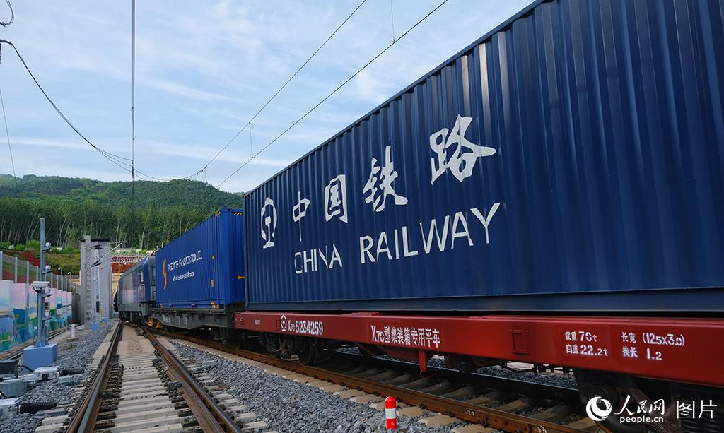 2022年7月29日，中老鐵路由中國開往老撾的21051次貨運列車正在進入友誼隧道出境。楊寶森攝