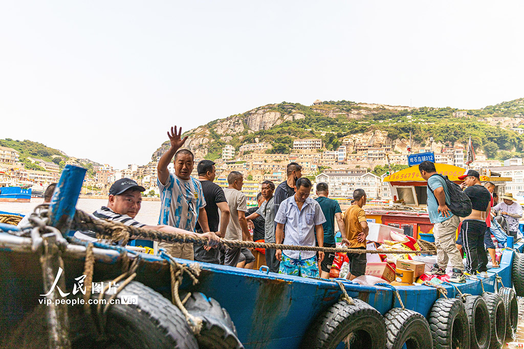 2022年8月1日，浙江省溫嶺市石塘鎮一碼頭，漁民正在和家人揮手道別。