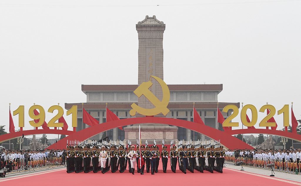 2021年7月1日上午，慶祝中國共產黨成立100周年大會在北京天安門廣場隆重舉行。這是國旗護衛隊准備升旗。新華社記者 申宏 攝