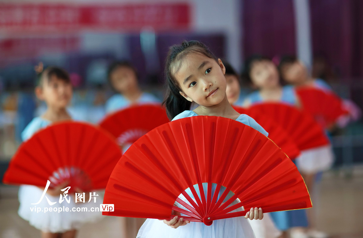 2022年8月1日，小朋友在貴州省黔東南苗族侗族自治州丹寨縣文化館學習民族舞蹈。