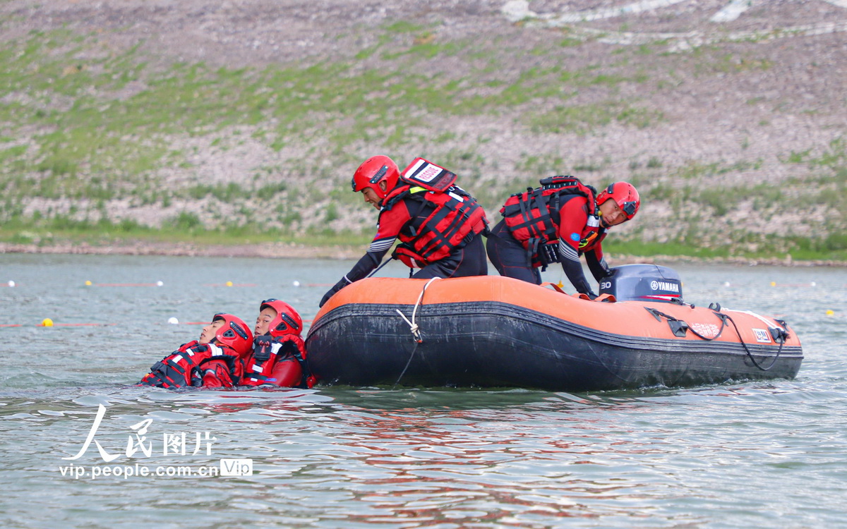 7月29日，甘肅省森林消防總隊平涼支隊組織消防救援人員開展活餌救援技能比武。