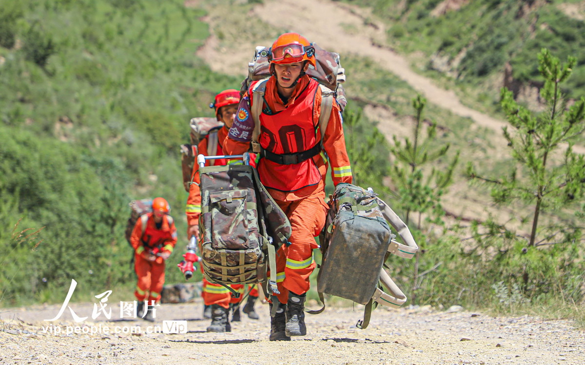 7月28日，甘肅省森林消防總隊平涼支隊組織消防救援人員開展水泵架設與撤收技能比武。