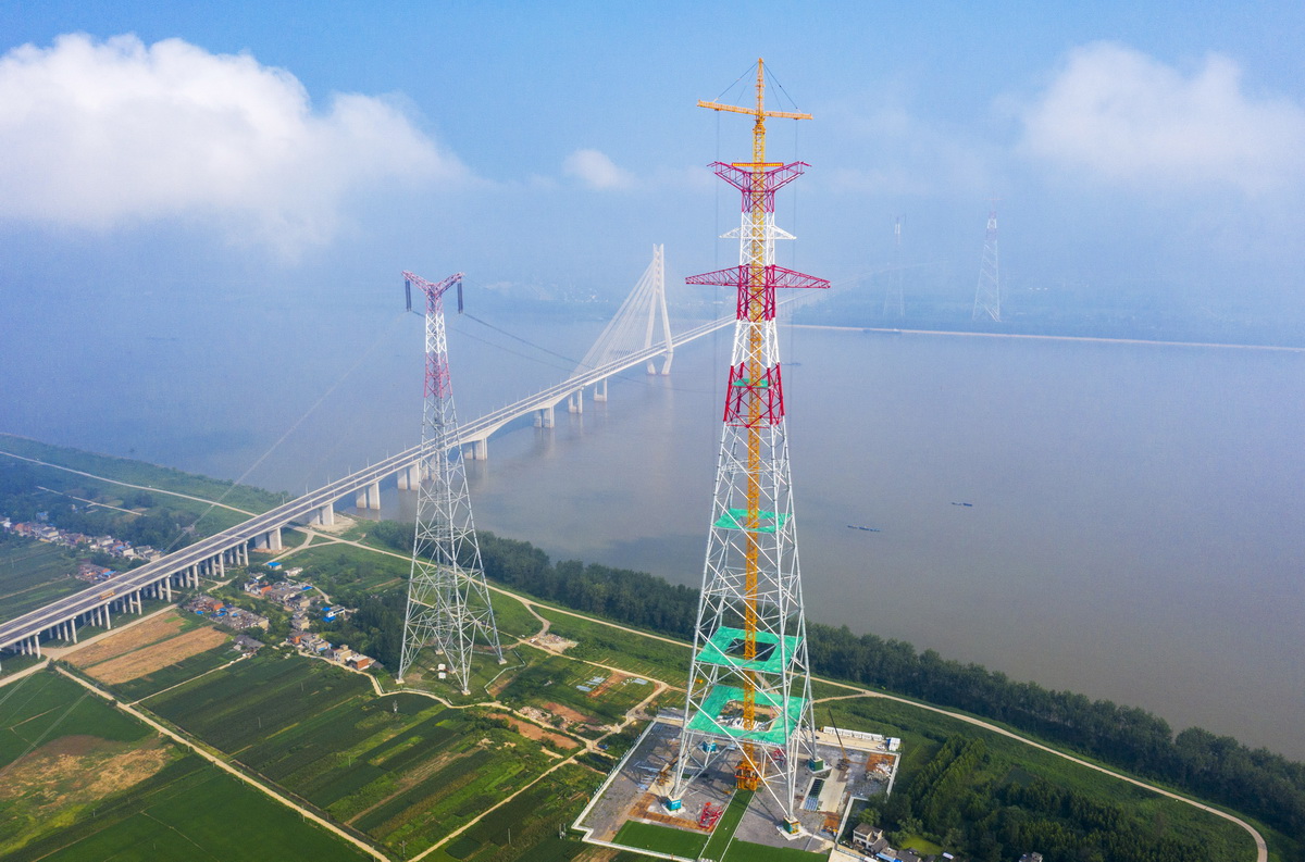 8月1日在安徽省池州市貴池區的長江岸邊拍攝的池州長江大跨越輸電塔（無人機照片）。