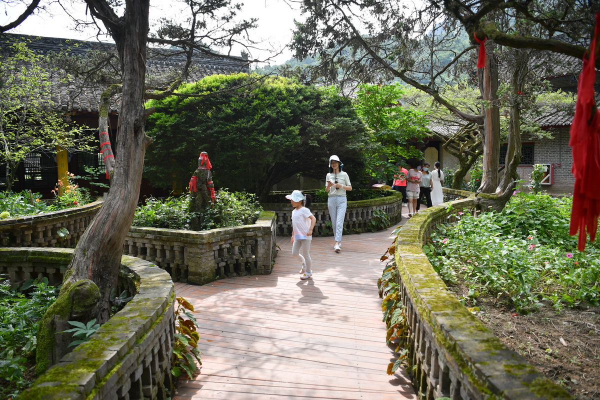 7月31日，游客在留壩縣張良廟景區內游覽。
