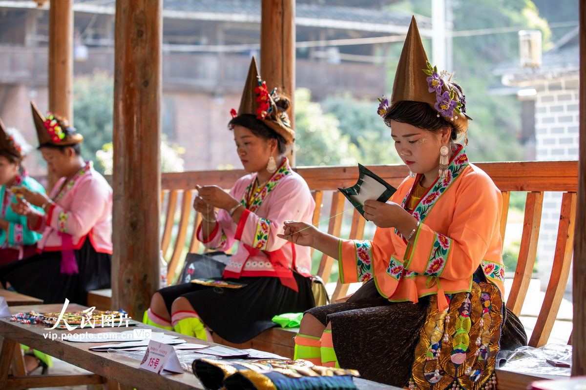 8月1日，苗族绣娘在贵州省从江县斗里镇马安村参加刺绣比赛。