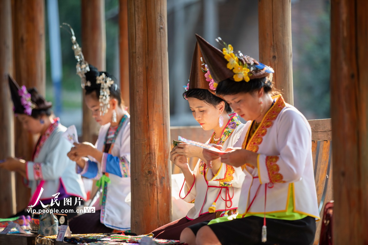 8月1日，苗族繡娘在貴州省從江縣斗裡鎮馬安村參加刺繡比賽。