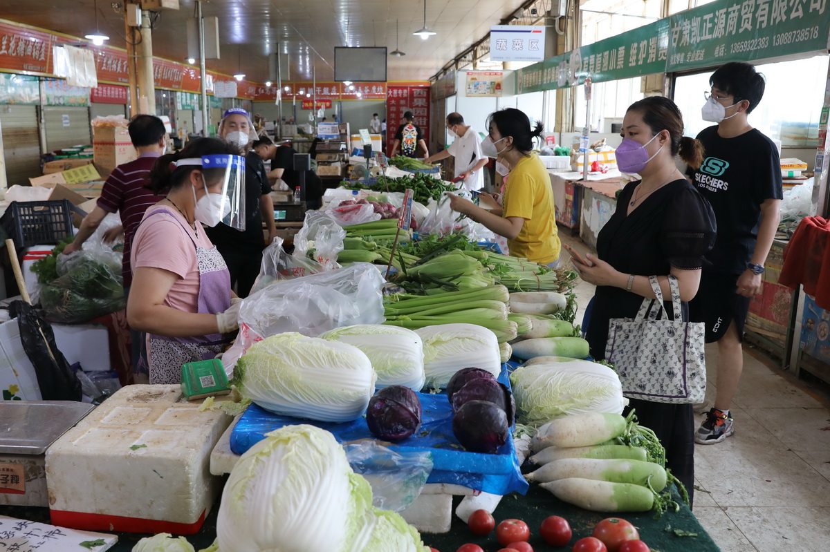 8月1日，在蘭州市張掖路菜市場，市民在選購蔬菜。