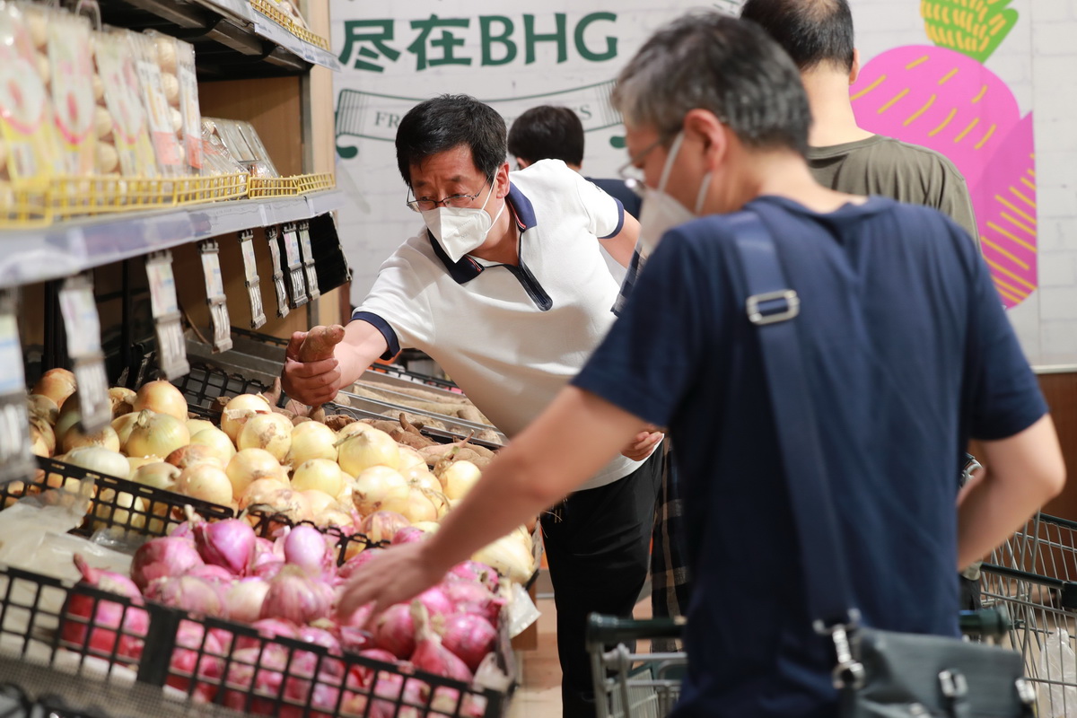 8月1日，在蘭州市城關區北京華聯超市東方紅廣場店，市民在選購蔬菜。