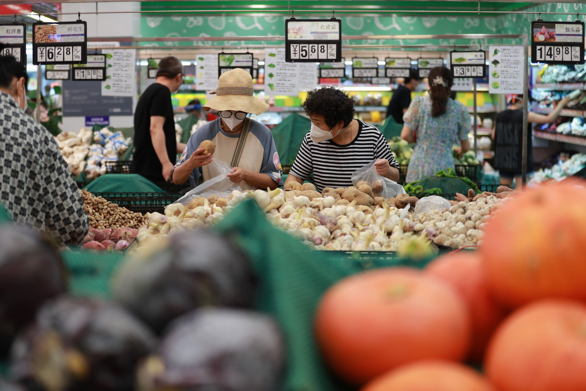 8月1日，在蘭州市城關區國芳綜合超市廣場店，市民在選購蔬菜。