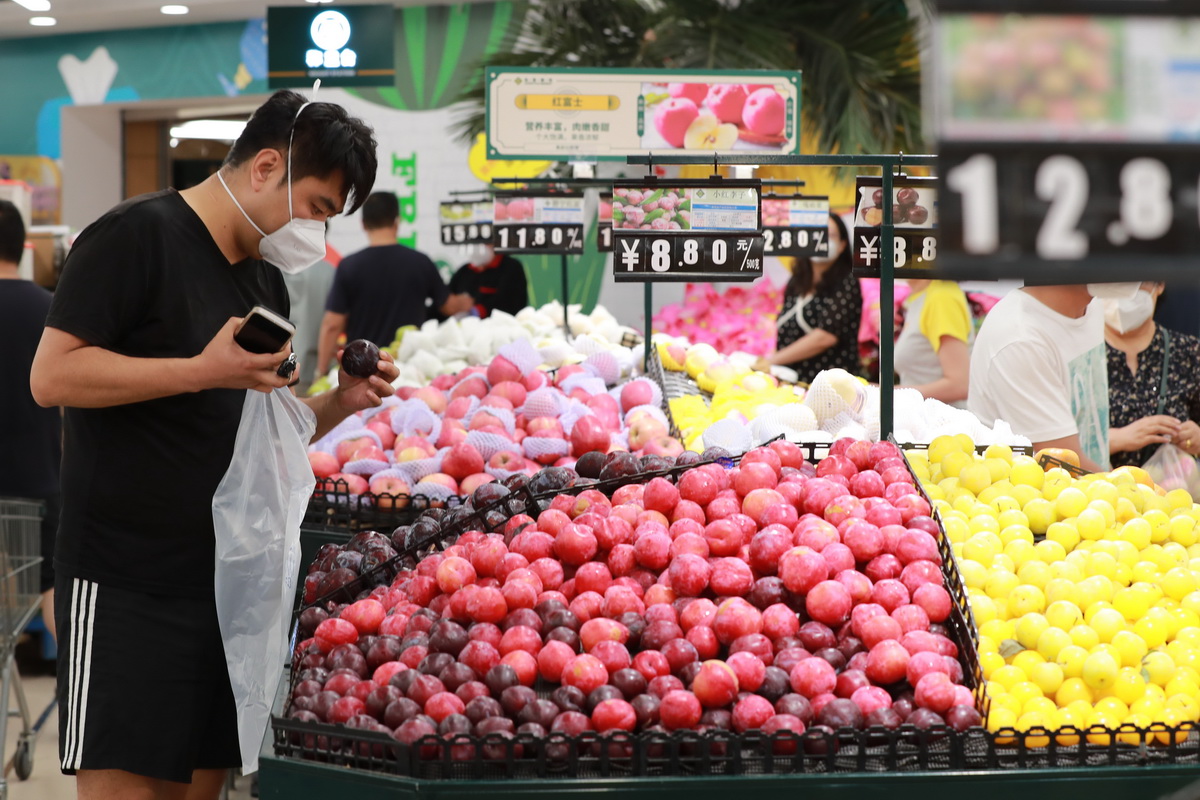 8月1日，在蘭州市城關區北京華聯超市東方紅廣場店，市民在選購水果。