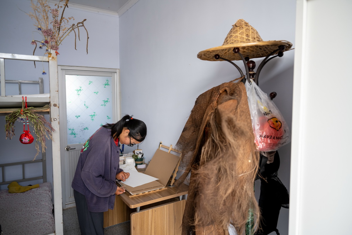 7月26日，在河北省承德市隆化縣張三營鎮東風村，宮希希在駐地宿舍整理自己制作的植物標本。新華社記者 劉金海 攝