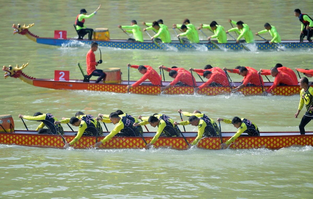 8月3日，龙舟队在宣恩县贡水河上参加龙舟比赛。
