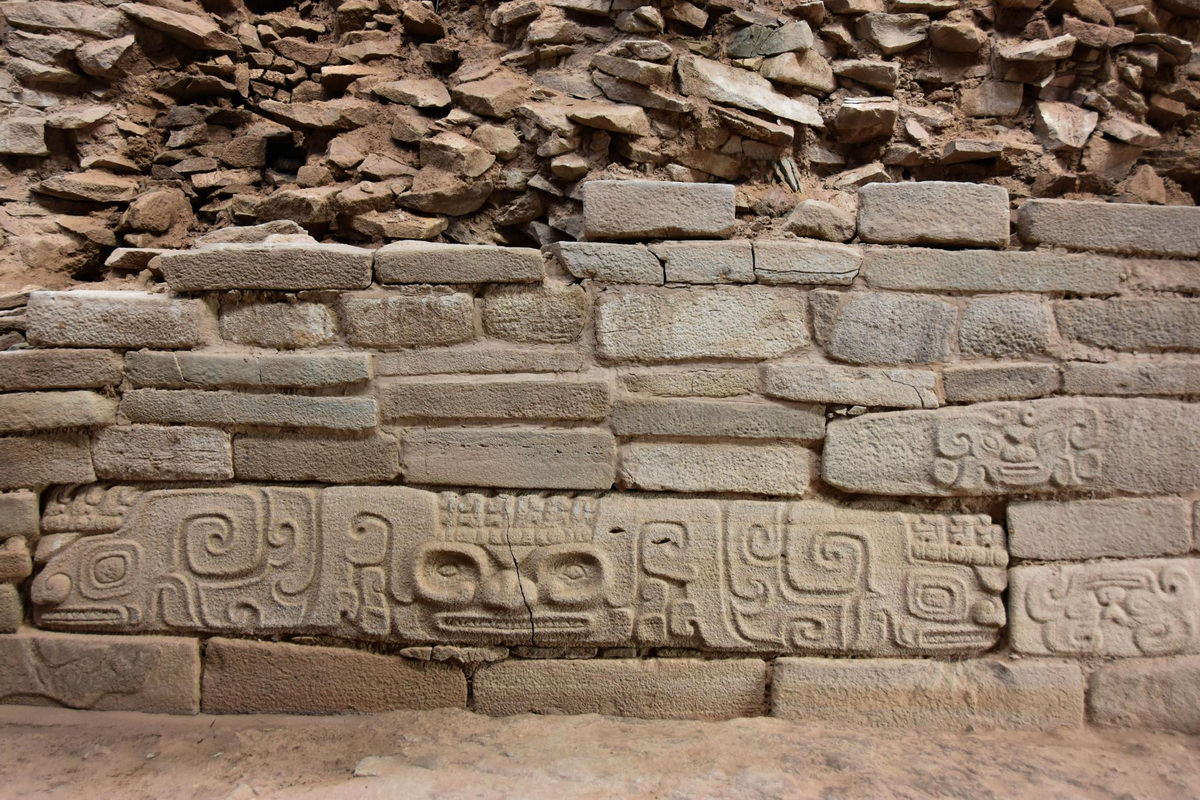 這是8月6日拍攝的陝西神木石峁遺址皇城台出土石雕。新華社記者 楊一苗 攝