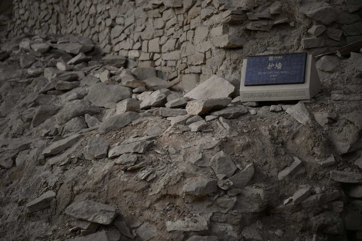 這是8月6日拍攝的陝西神木石峁遺址外城東門護牆。新華社記者 張博文 攝
