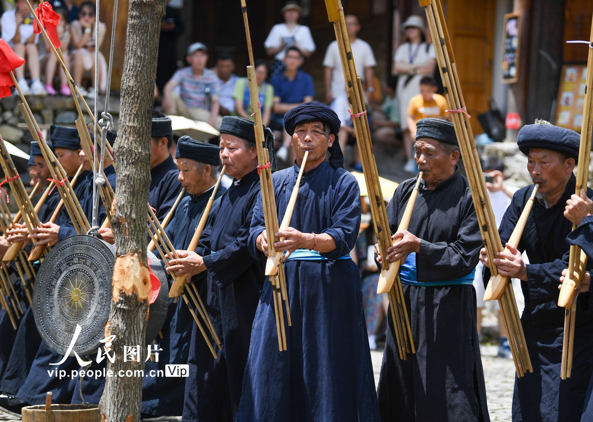 2022年8月6日，苗族村民在貴州省黔東南苗族侗族自治州雷山縣郎德苗寨為游客表演吹蘆笙。