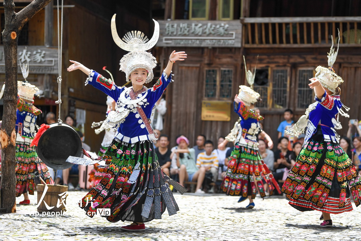 2022年8月6日，苗族村民在貴州省黔東南苗族侗族自治州雷山縣郎德苗寨為游客表演民族舞蹈。