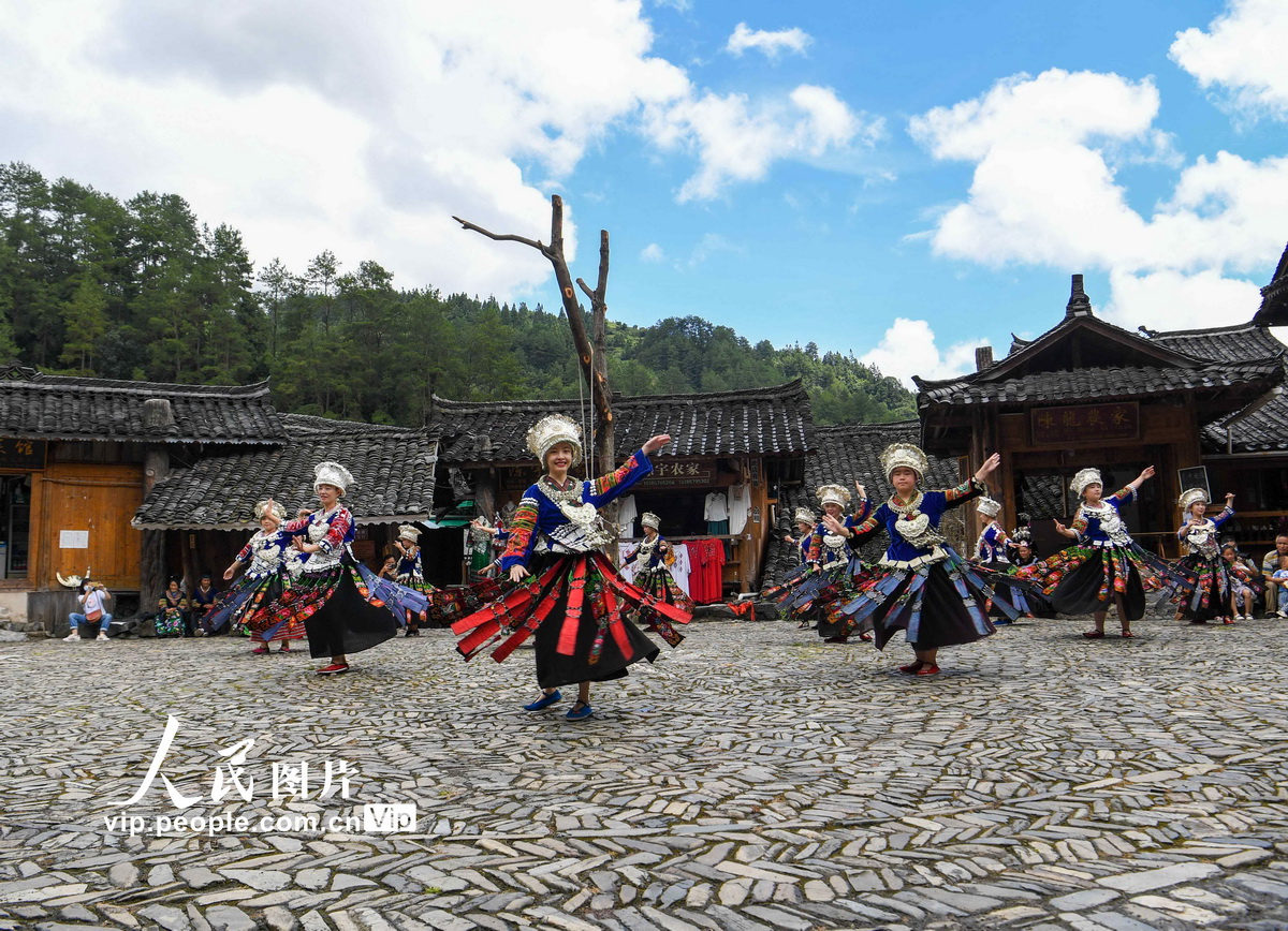 2022年8月6日，苗族村民在貴州省黔東南苗族侗族自治州雷山縣郎德苗寨為游客表演民族舞蹈。