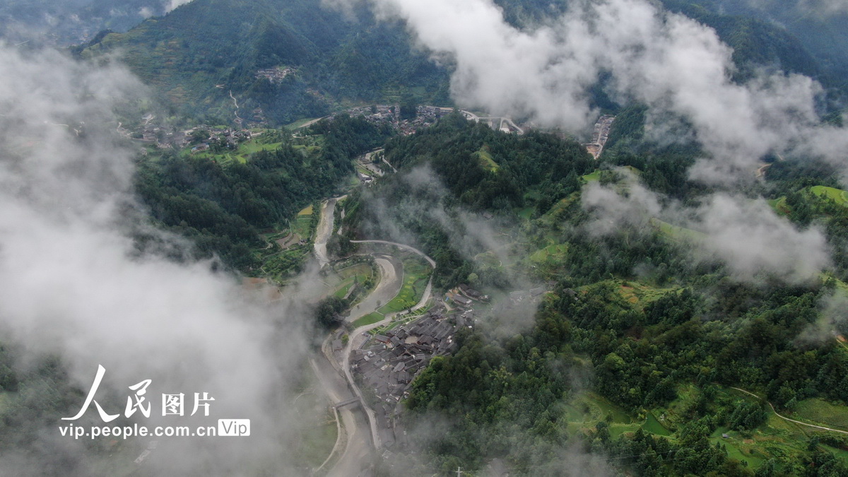 2022年8月6日拍攝的貴州省黔東南苗族侗族自治州雷山縣郎德苗寨。