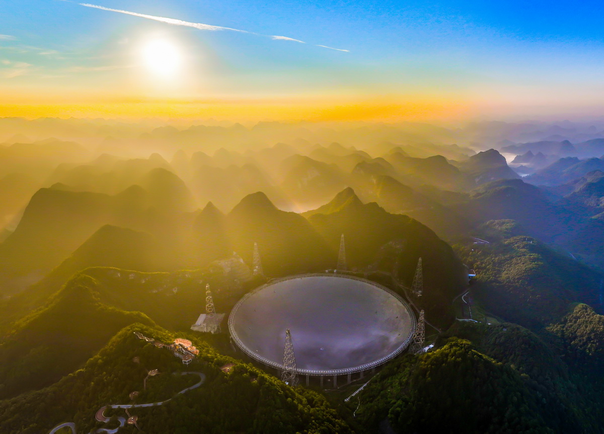 晨曦中的“中国天眼”全景（无人机照片，2022年7月25日维护保养期间拍摄）。