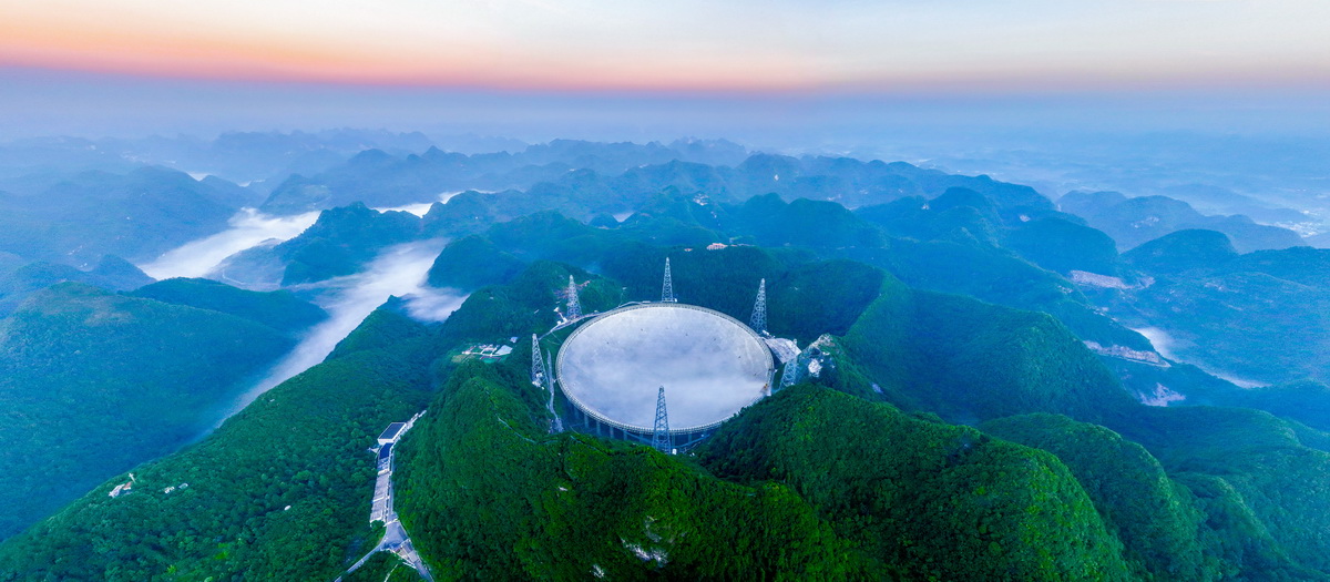 晨曦中的“中國天眼”全景（無人機照片，2022年7月25日維護保養期間拍攝）。
