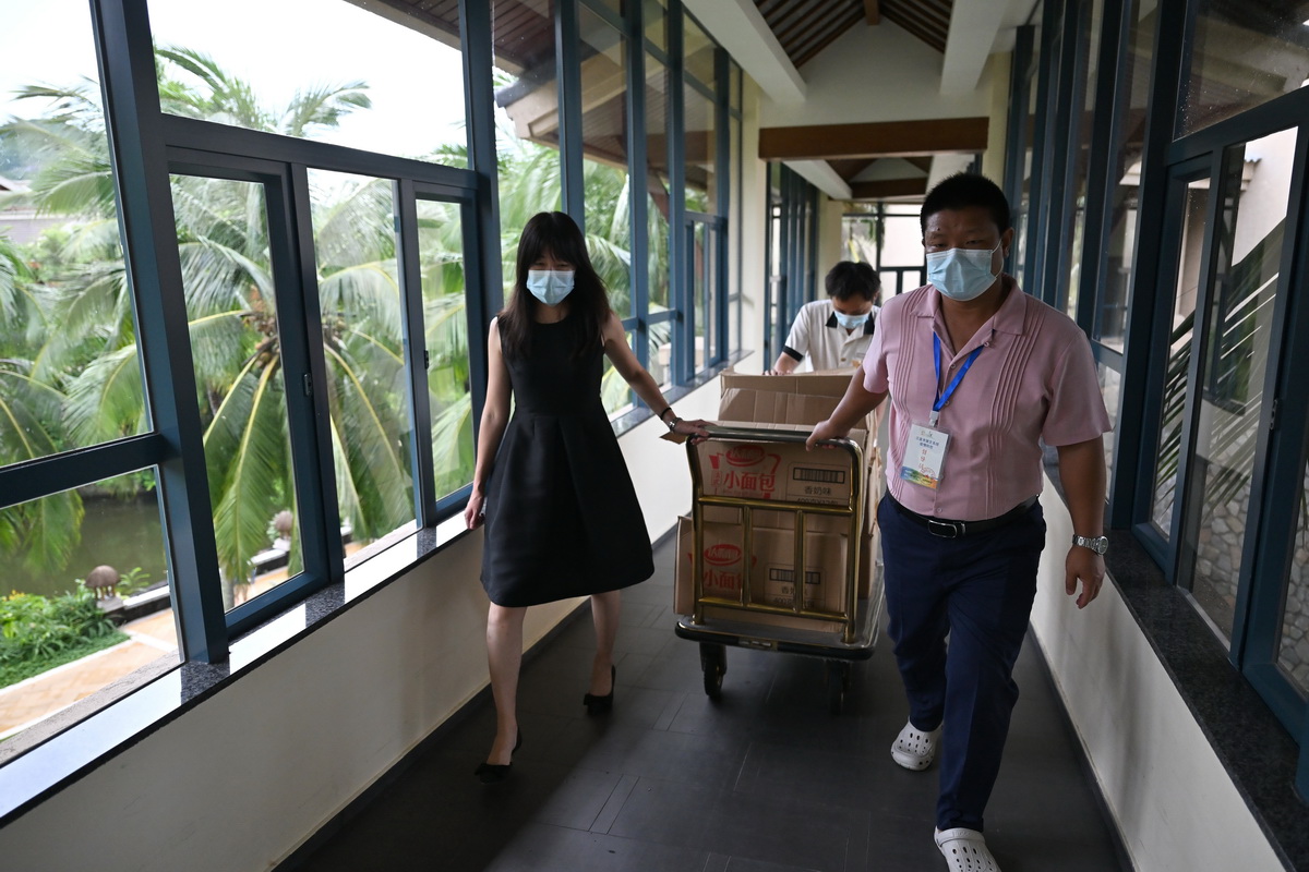 8月8日，三亞亞龍灣一家酒店的工作人員將生活物資送往客房。