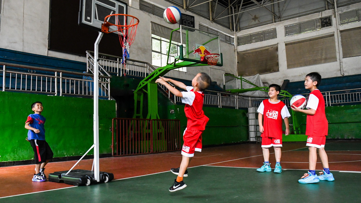 8月8日，孩子們在湖南省常寧市泉峰公園籃球場打籃球。新華社發（周秀魚春 攝）