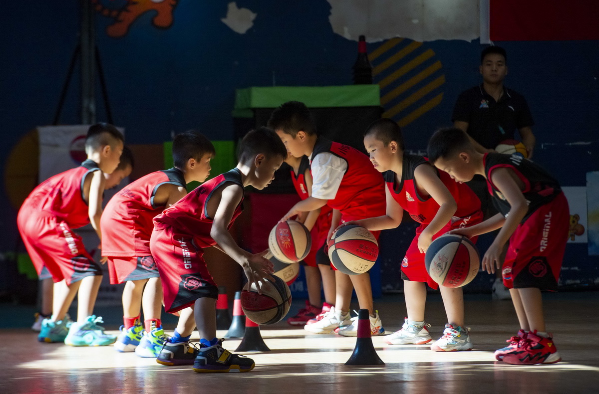 8月8日，小朋友在貴州省黔東南苗族侗族自治州從江縣一家籃球館進行籃球訓練。新華社發（盧忠南 攝）