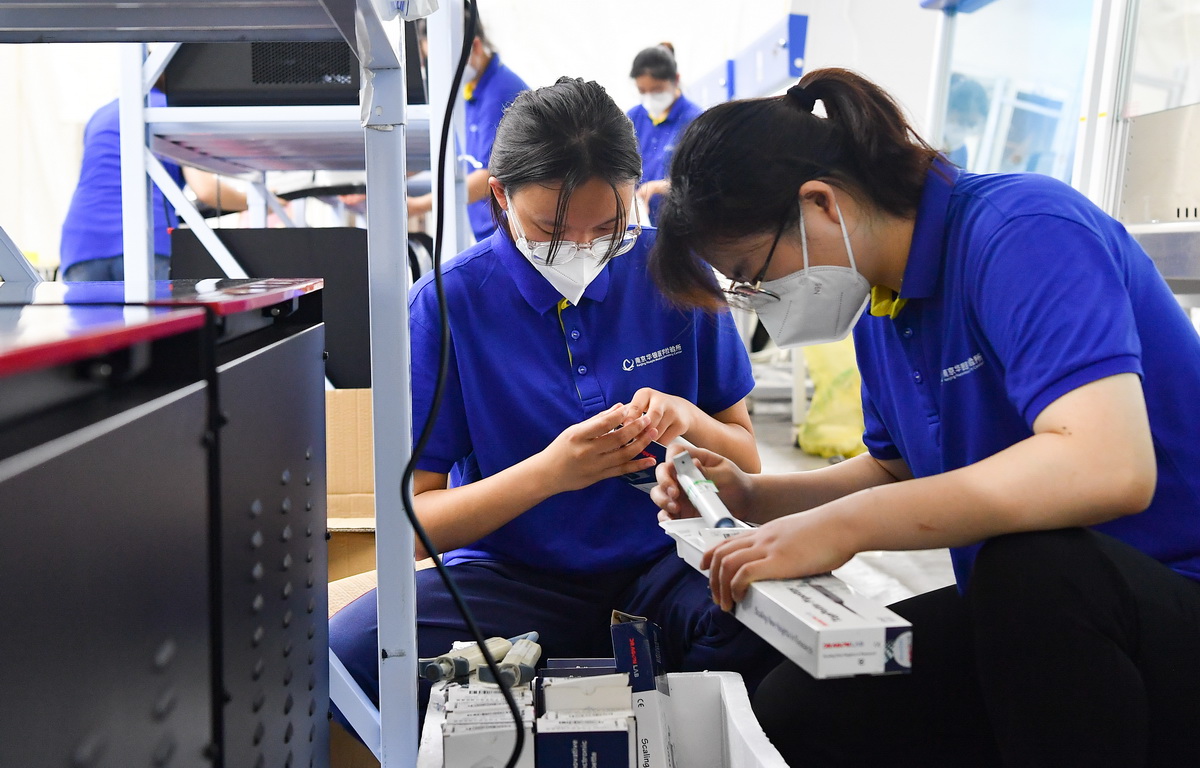 X8月9日，江苏省核酸检测队工作人员在实验室投入使用前做准备工作。