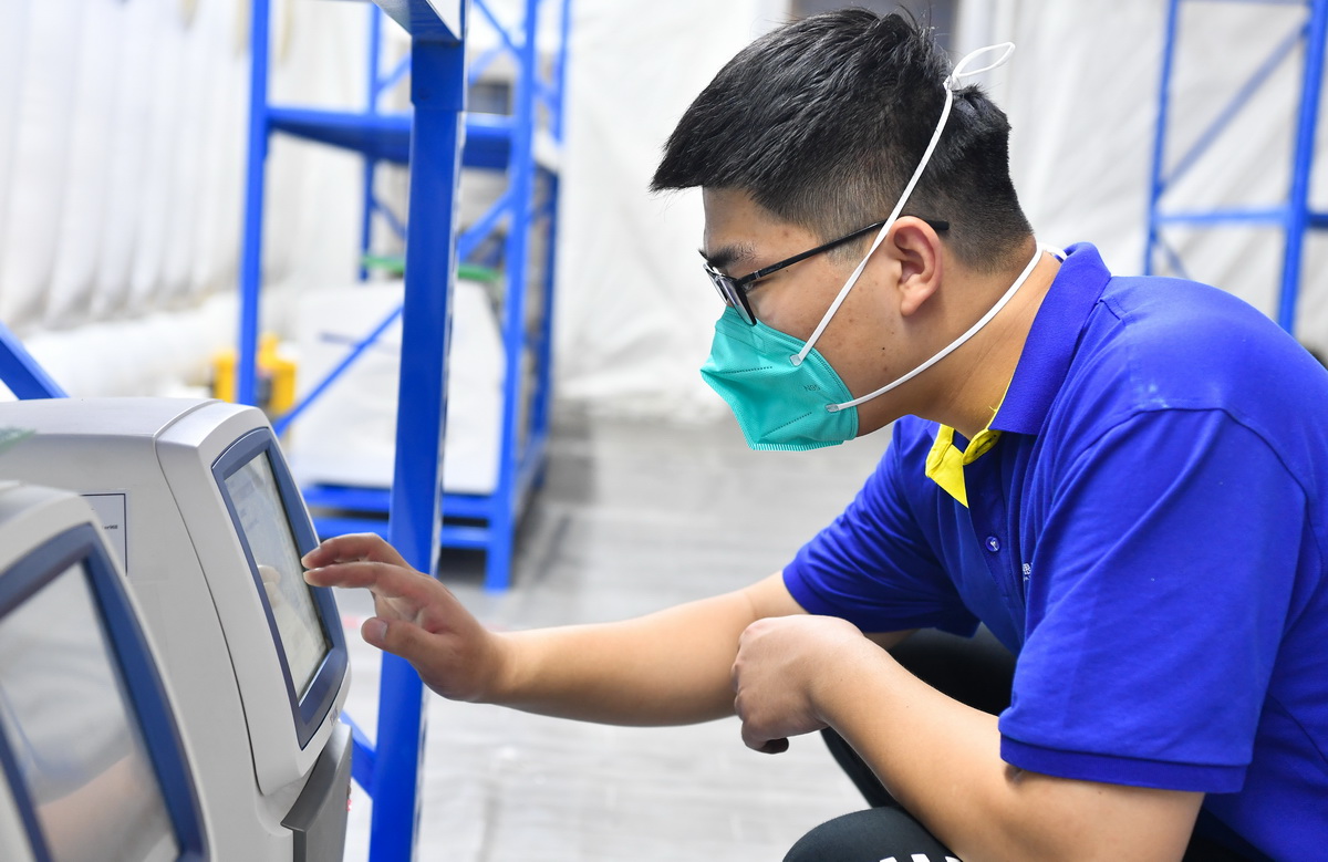 8月9日，江苏省核酸检测队工作人员在实验室投入使用前做准备工作。