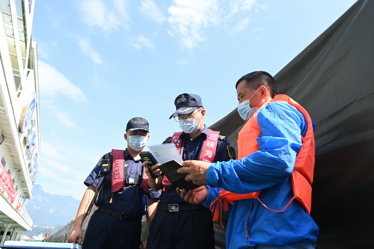 8月9日，三峡海事局执法人员检查待闸船舶和船员的证书、文书，确认其是否齐全、有效。新华社记者 蔡湘鑫 摄