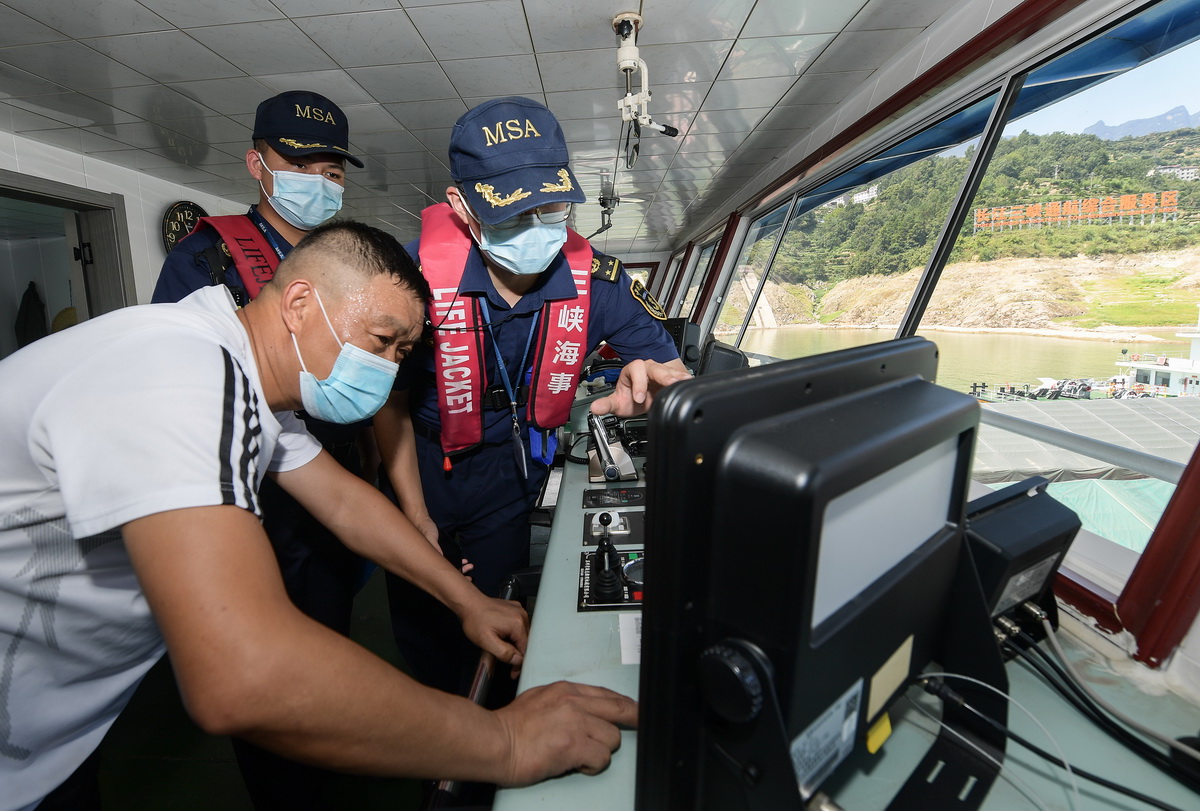 8月9日，三峡海事局执法人员指导船员使用多功能单北斗船载智能终端进行船舶过闸远程申报。