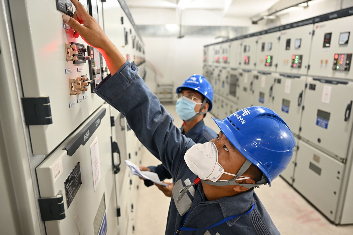 8月10日，三亚供电局工作人员在三亚第二方舱医院检查电力设备。