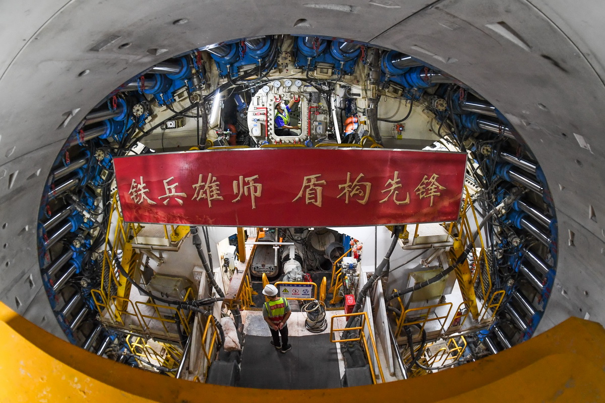 8月10日，施工人员在深江铁路珠江口隧道检查“深江1号”盾构机运行状况。