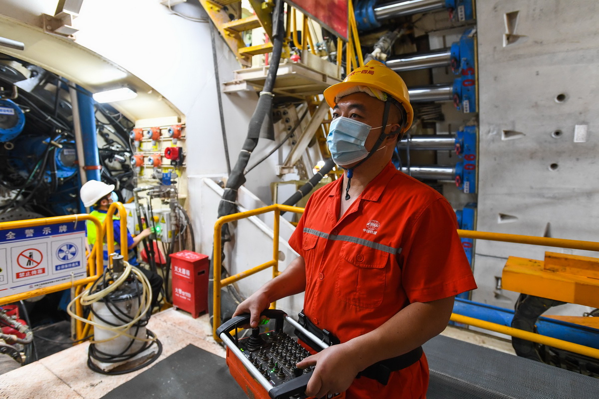 8月10日，施工人员在深江铁路珠江口隧道操作管片安装设备。