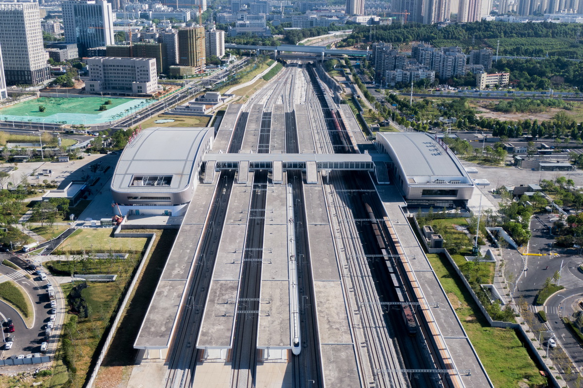 8月12日，列車駛入武漢東站（無人機照片）。