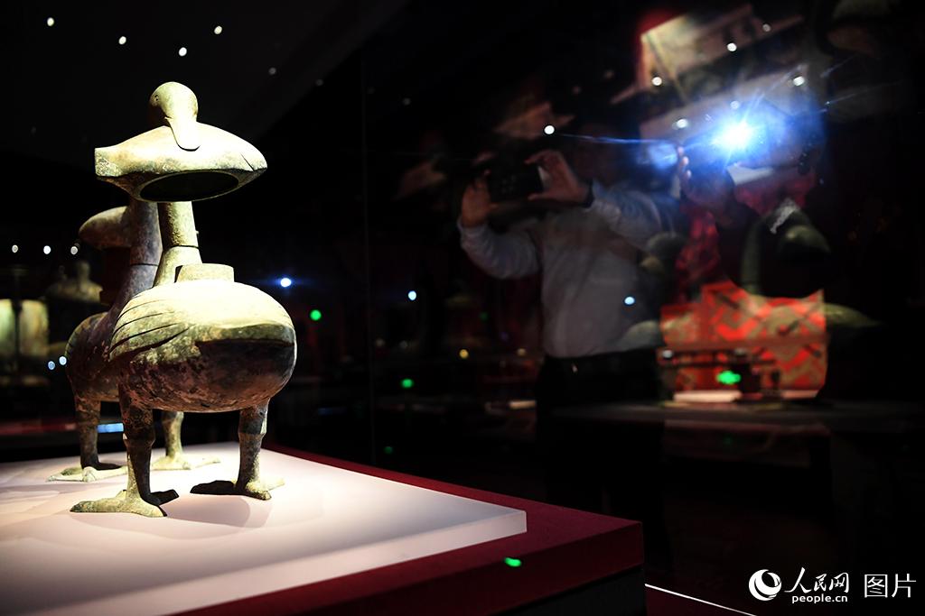 南昌汉代海昏侯国遗址博物馆内，游客在参观展陈的文物。