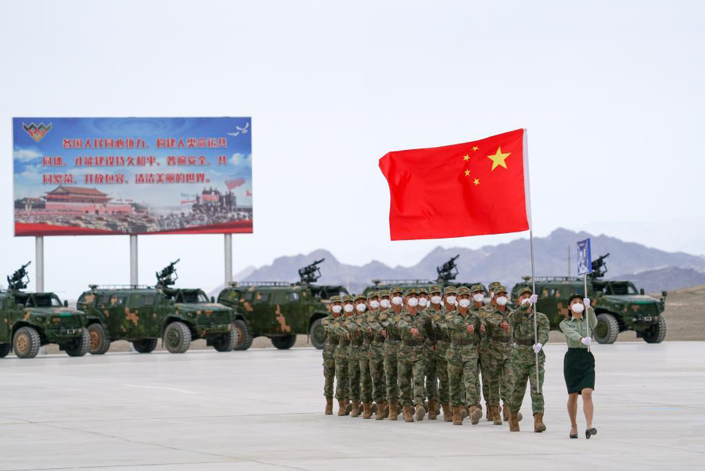 8月13日，“國際軍事比賽－2022”中國庫爾勒賽區比賽開幕，中國參賽隊走過主席台。新華社發（欒鋮 攝）