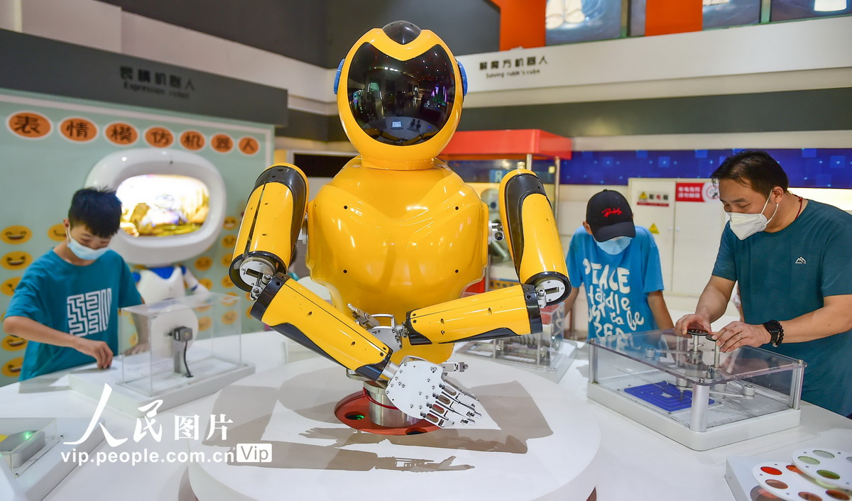 2022年8月13日，家长和小朋友在河南省洛阳市科技馆参观体验“智能机器人”科学演示装置。