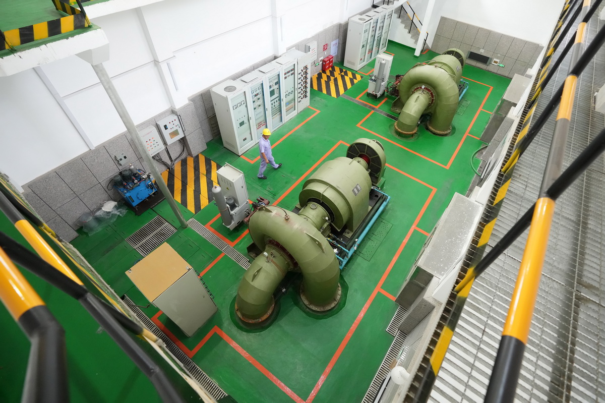 8月11日，工作人員在鏡泊湖發電廠生產廠房內作業。