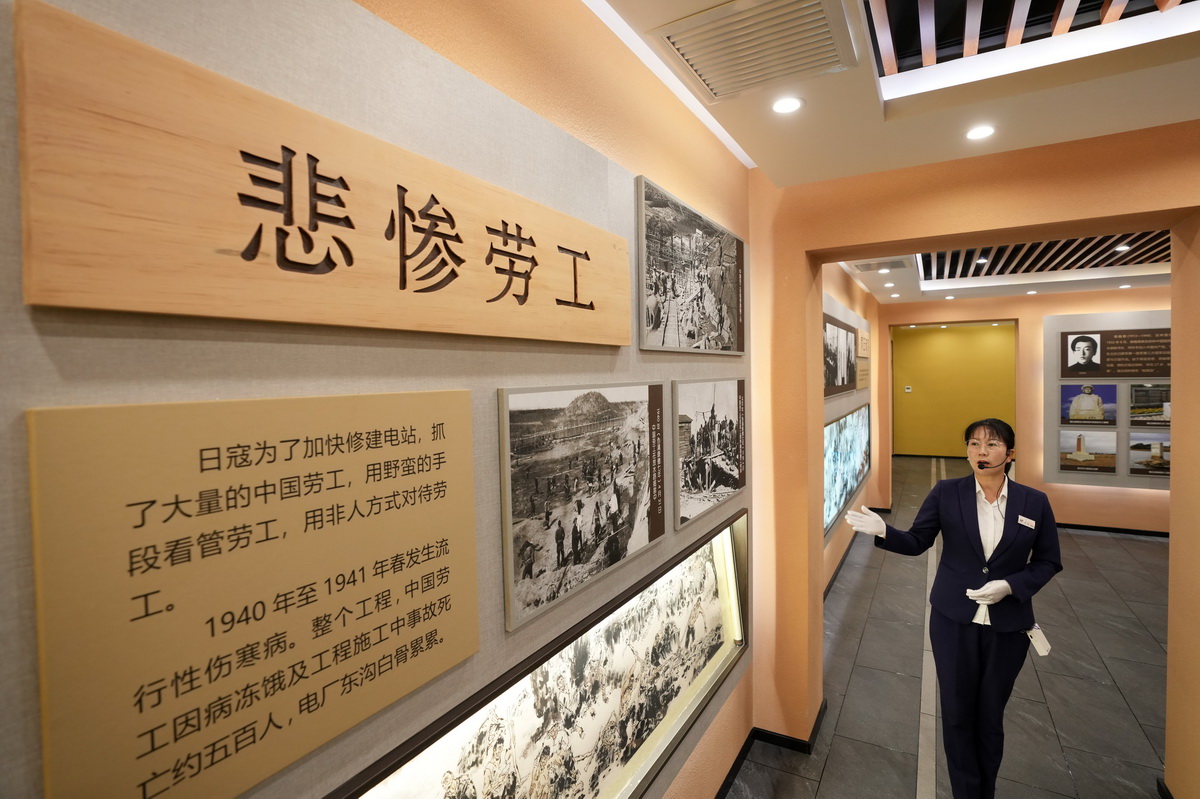 8月11日，在鏡泊湖發電廠的紅色主題展館內，講解員介紹發電廠修建期間中國勞工的悲慘境遇。