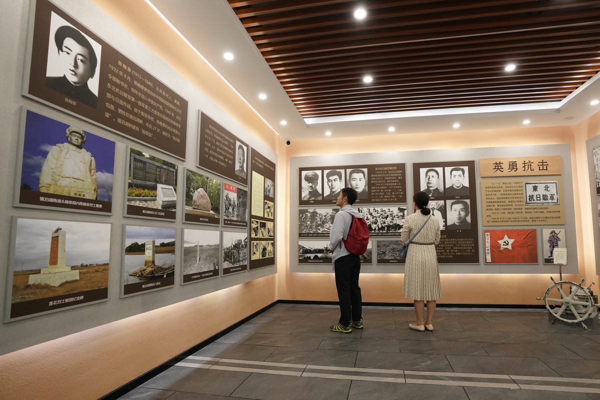 8月11日，在鏡泊湖發電廠的紅色主題展館內，參觀者了解東北抗聯在發電廠周邊組織戰斗情況。