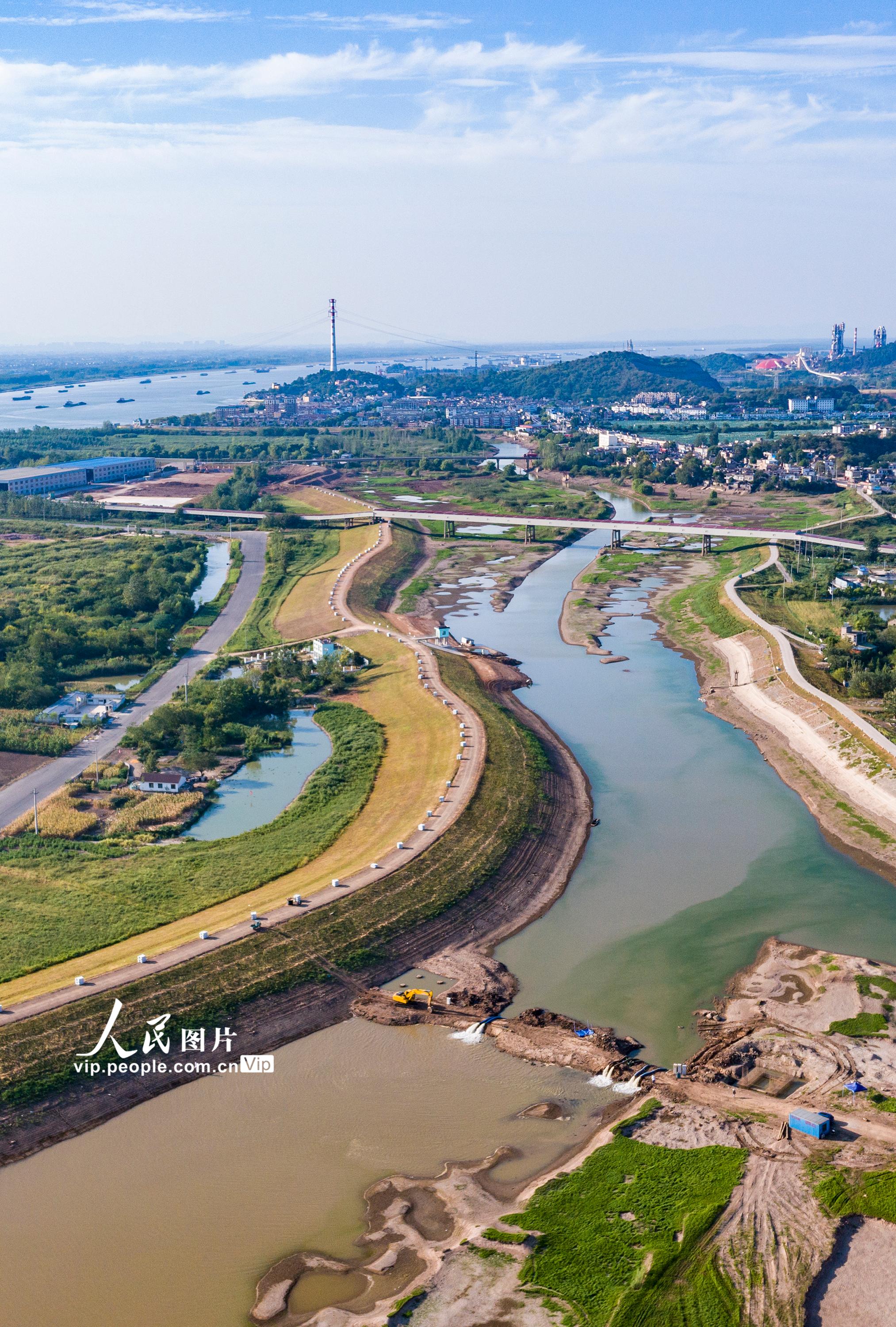 2022年8月15日，安徽省芜湖市繁昌区荻港镇黄浒河河床内，几台水泵正在抽取江水进入内河。