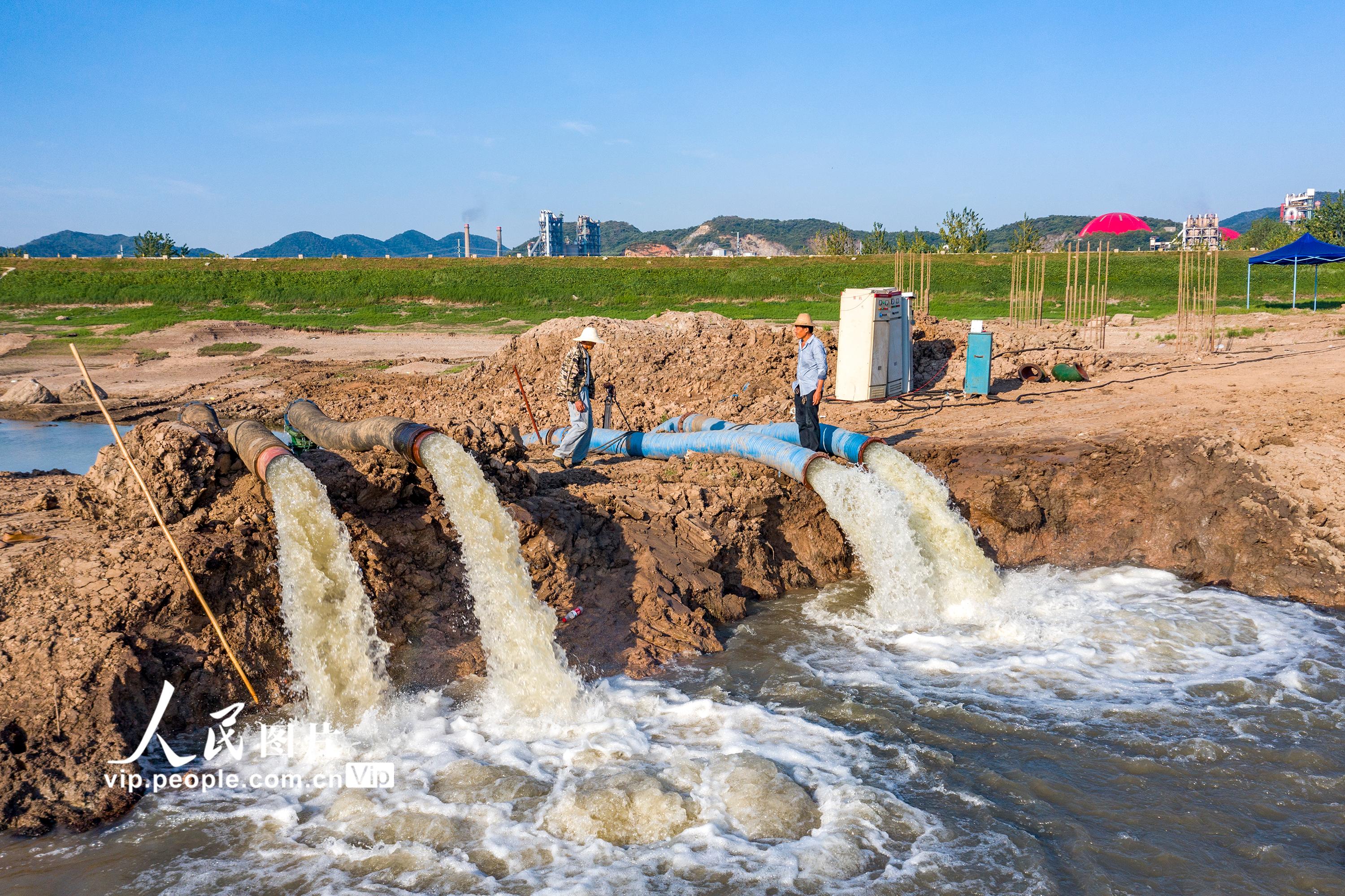 2022年8月15日，安徽省蕪湖市繁昌區荻港鎮黃滸河河床內，幾台水泵正在抽取江水進入內河。